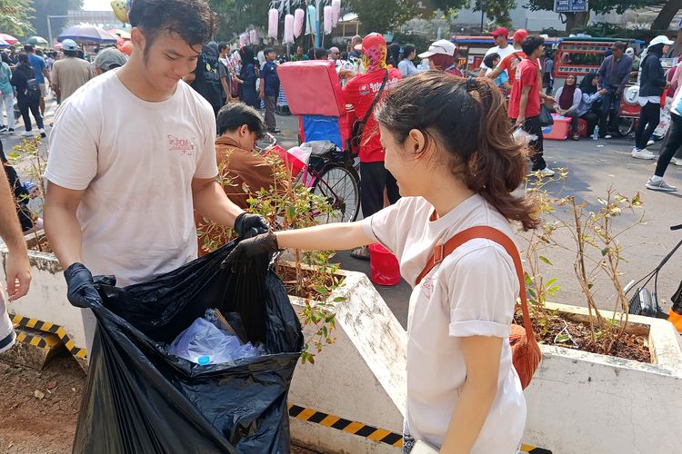 Sulit Temukan Tempat Sampah di CFD Sudirman, Pengunjung Sampai Titip Sampah ke Relawan