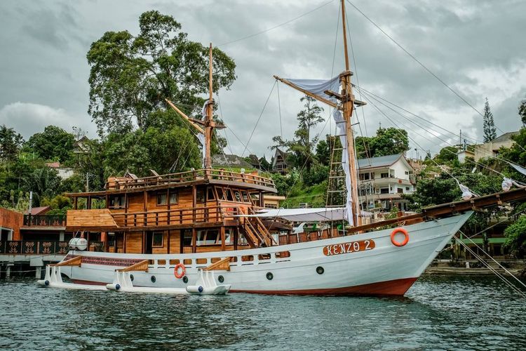 Ilustrasi kapal Pinisi Kenzo yang disebut sebagai pinisi wisata pertama di Danau Toba, Sumatera Utara.