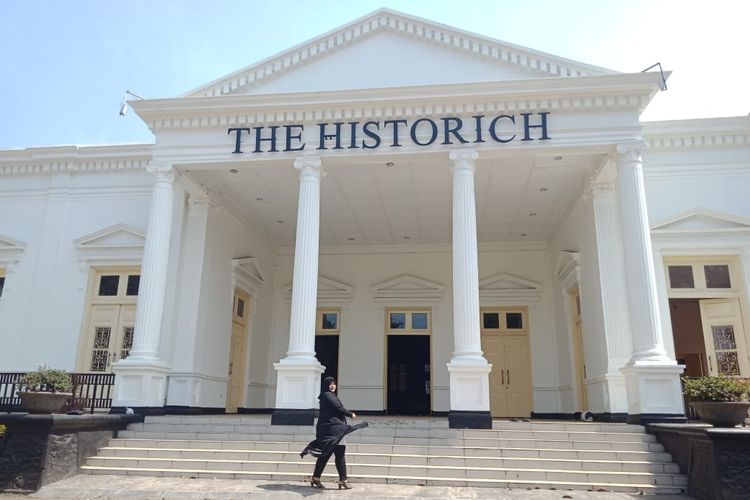 Wisatawan berpose di depan Gedung Historich Cimahi, salah satu bangunan yang akan dijadikan cagar budaya.