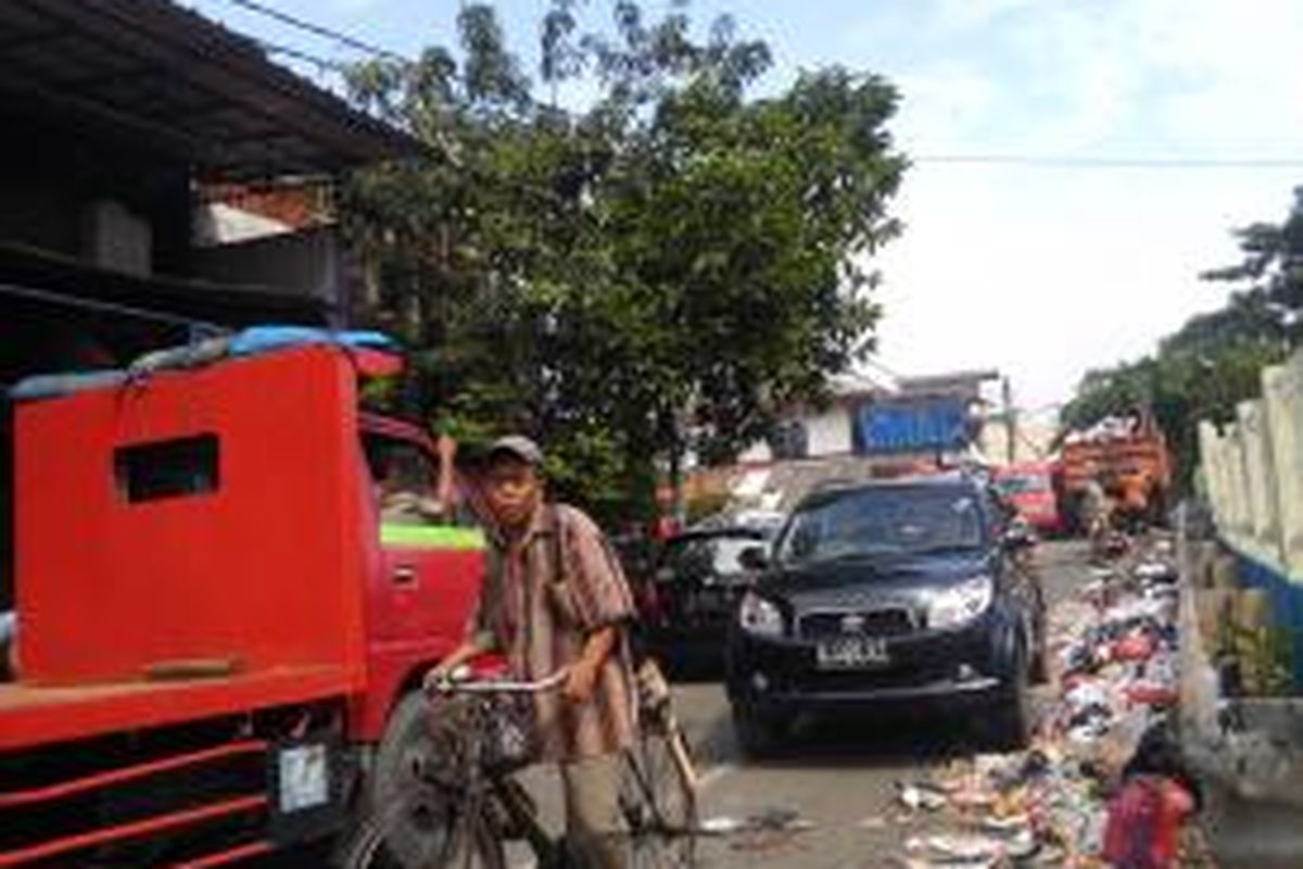 Kemacetan lalu lintas terjadi di Jalan Cipeucang, Lagoa, Koja, Jakarta Utara akibat aktivitas pengangkutan sampah di rumah saringan sampah Lagoa Koja.