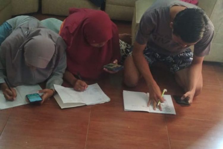 Anak-anak di Kampung Cilimushideung Desa Cibunar belajar daring memanfaatkan jaringan internet yang dibangun Bumka Tekno Sains, Senin (20/07/2020)