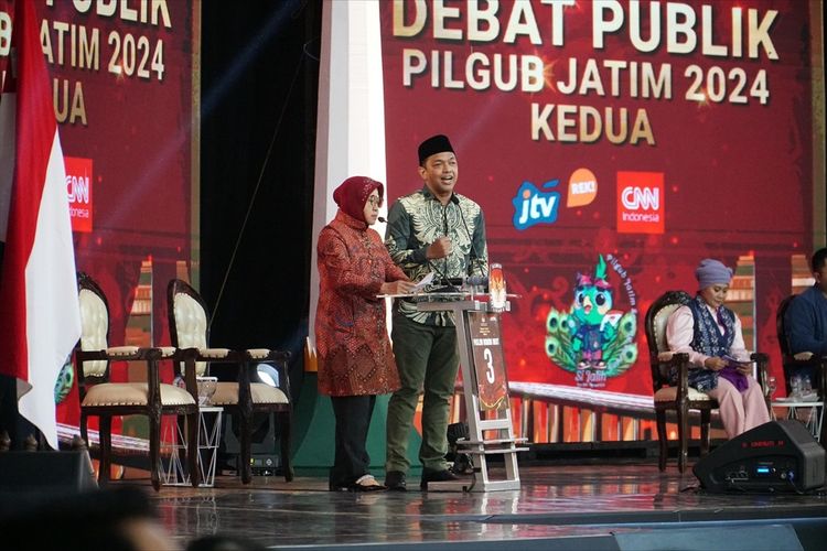 Pasangan Calon Gubernur (Cagub) Dan Calon Wakil Gubernur (Cawagub) Jawa Timur (Jatim) nomor urut tiga, Tri Rismaharini dan Kiai Haji Zahrul Azhar Asad atau yang dikenal sebagai Gus Han, dalam debat kedua Pemilihan Kepala Daerah (Pilkada) Jatim 2024, Minggu (3/11/2024).