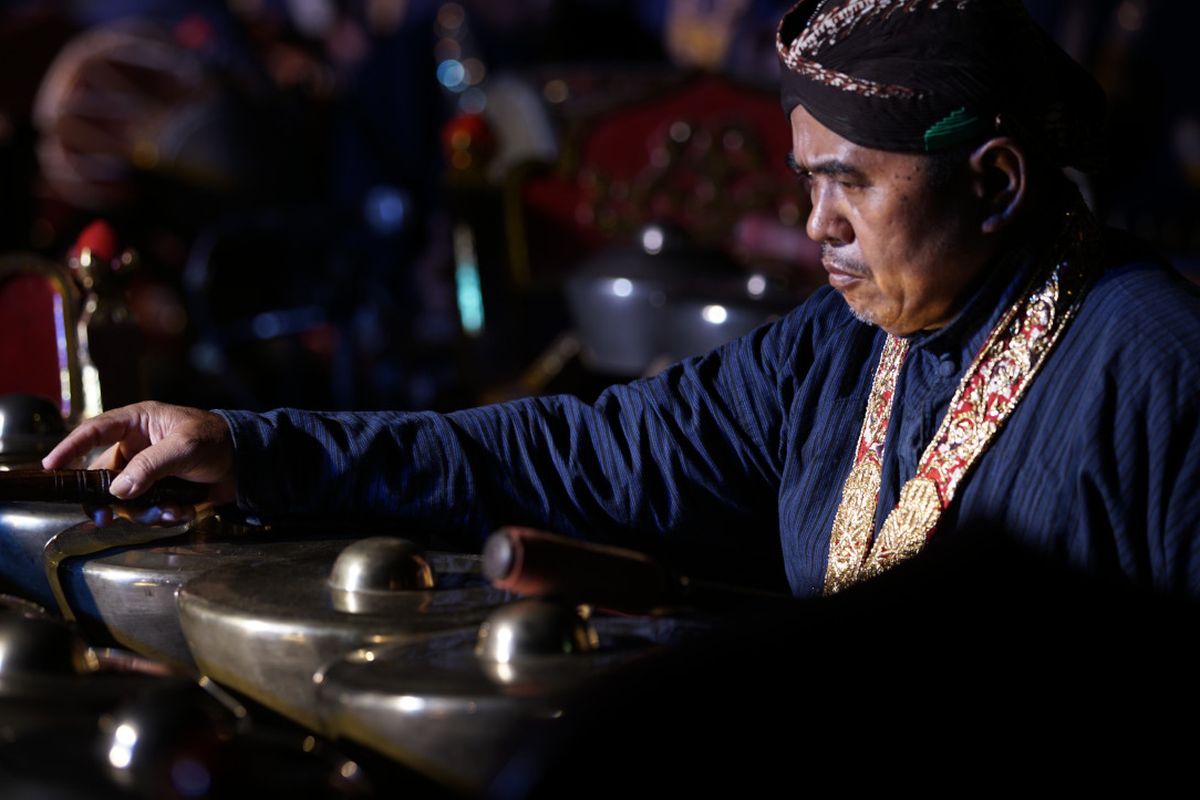 Potret Abdi Dalem Keraton Yogyakarta yang tengah menabuh gamelan. Keraton Yogyakarta diketahui memiliki pusaka berupa 21 perangkat gamelan yang dikelompokkan menjadi dua, yakni Gangsa Pakurmatan dan Gangsa Ageng.
