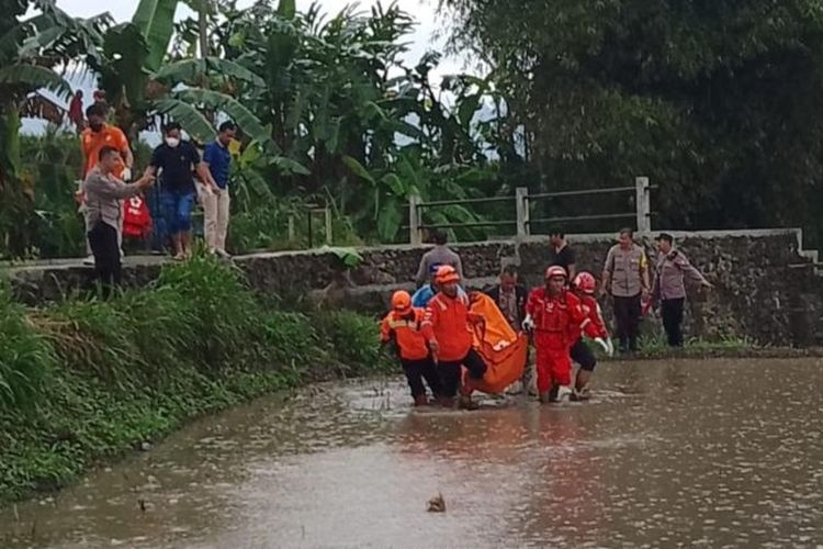 Proses evakuasi jenazah terbawa hanyut arus sungai di Kota Sukabumi, Jawa Barat, Kamis (14/7/2022).