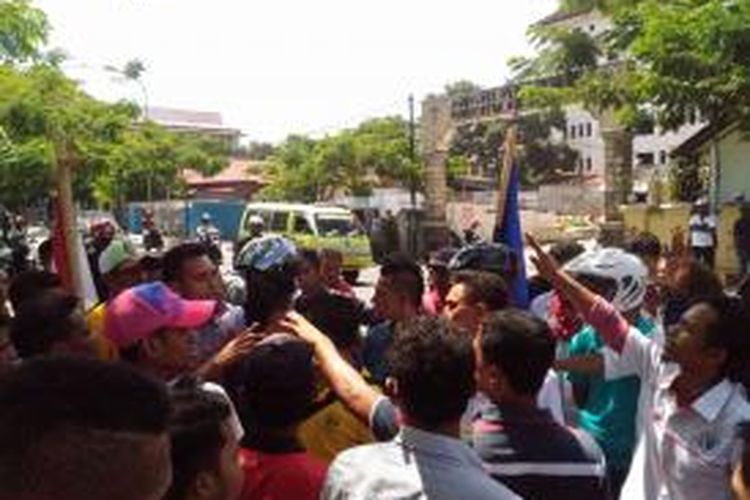 puluhan mahasiswa asal Kabupaten Maluku Barat Daya (MBD) berunjuk rasa di depan Kantor Gubernur Maluku terkait pengelolaan gas blok masela. demo ini dilakukan saat kedatangan Menteri ESDM Sudirman Said di Ambon, Sabtu (9/1/2016) 