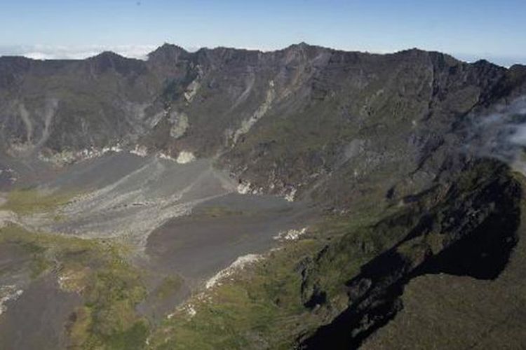 Kawah Gunung Tambora berdiameter lebih kurang tujuh kilometer yang dipagari tebing curam sedalam 1.200 meter di Kabupaten Bima dan Dompu, Nusa Tenggara Barat, Minggu (19/6/2011).