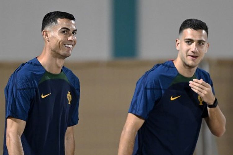 Kapten timnas Portugal, Cristiano Ronaldo (kiri), dan Diogo Dalot saat menjalani sesi latihan menjelang pertandingan Grup H Piala Dunia 2022 Qatar melawan Ghana. Laga Portugal vs Ghana tersebut bakal dilangsungkan di Stadion 974, Doha, pada Kamis (24/11/2022) malam WIB. Artikel ini berisi link live streaming Portugal vs Ghana.