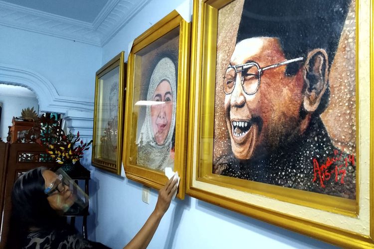 Lukisan wajah Gus Dur di ruang tamu pelukisnya, Wiwik Andri Duana, di rumahnya di Kelurahan Tanjungsari, Kecamatan Sukorejo, Kota Blitar, Jumat (10/9/2021)