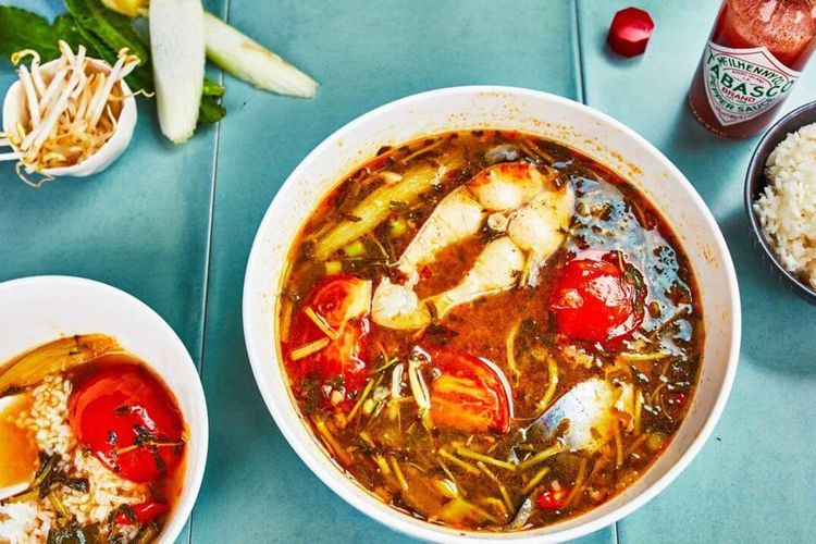 Ilustrasi sajian canh chua, sup ikan asam pedas khas Vietnam.