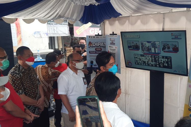 Wali Kota Solo Gibran Rakabuming Raka, Wakil Wali Kota Solo Teguh Prakosa, Kepala BI Solo Nugroho Joko P dan Ketua Kadin Solo Gareng S Haryanto dalam kegiatan Adipati Qris program digitalisasi pembayaran pasar tradisional di Pasar Gede Solo, Jumat (3/9/2021).