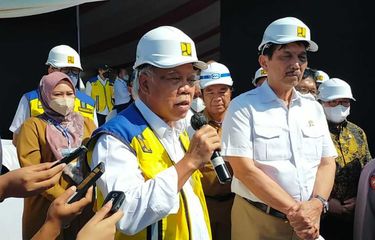 Menteri Koordinator Bidang Kemaritiman dan Investasi (Menko Marves) Luhut Binsar Pandjaitan dan Menteri Pekerjaan Umum dan Perumahan Rakyat (PUPR) Basuki Hadimuljono saat ground breaking tol di Pandeglang, Senin (8/8/2022).