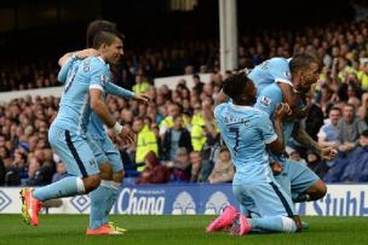 Para pemain Manchester City merayakan gol Aleksandar Kolarov ke gawang Everton, Minggu (23/8/2015). 