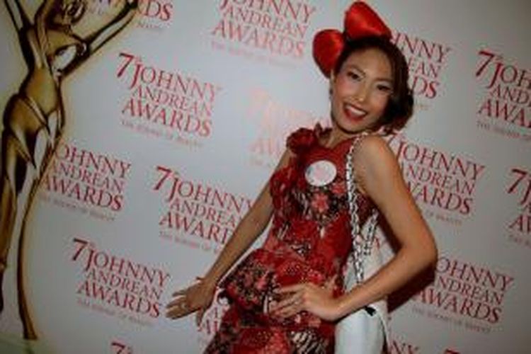 Pembawa acara dan model Ayu Dewi hadir dalam Johnny Andrean Awards 2012, yang bertajuk The Sound of Beauty, di Ballroom The Ritz-Carlton Pacific Place, Jakarta, Senin (26/3/2012) malam. 