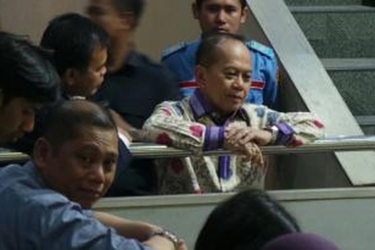 Ketua Harian DPP Partai Demokrat Syarief Hasan memantau jalannya sidang paripurna dari balkon ruang sidang paripurna di Gedung DPR, Jakarta, Kamis (25/9/2014) malam. 