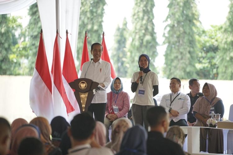 Presiden Republik Indonesia Joko Widodo (Jokowi) saat bertemu dengan nasabah dan tenaga pendamping PNM Mekaar di Stadion Gemilang, Kabupaten Magelang, Jawa Tengah, Senin (29/1/2024). 
