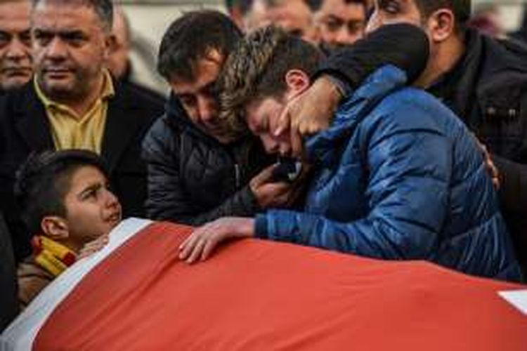 Seorang kerabat korban serangan di kelab malam Reina, Istanbul menagisi jasad kerabatnya yang akan dimakamkan pada Minggu (1/1/2017).
