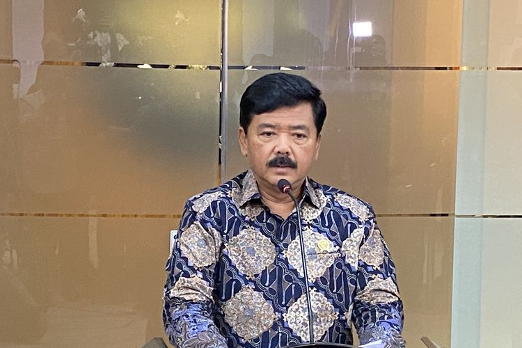 Menteri Koordinator Bidang Politik, Hukum, dan Keamanan (Menko Polhukam) Hadi Tjahjanto usai memimpin rapat koordinasi di Kantor Kemenko Polhukam, Jakarta Pusat, Senin (1/7/2024).