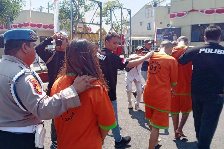 Komplotan begal salah satunya seorang perempuan digelandang ke sel tahanan Polres Cianjur, Jawa Barat, Rabu (14/8/2024).