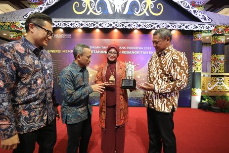 Kembangkan Pasar Uang Valas dan Rupiah, Bank Mandiri Sabet 3 Penghargaan dari Bank Indonesia