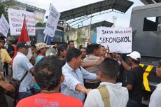 Kecam Terdakwa Korupsi Tak Ditahan, Massa Lempar Sepatu ke Mobil Mantan Bupati Sula