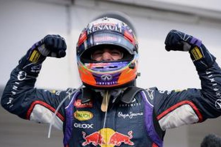 Pebalap Red Bull Racing asal Australia, Daniel Ricciardo, merayakan kemenangannya pada GP Hongaria di Sirkuit Hungaroring, Budapest, Minggu (27/7/2014).