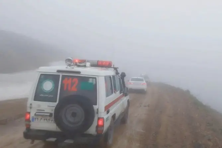 Ambulans dan kendaraan lain melaju di jalan berkabut menyusul jatuhnya helikopter yang membawa Presiden Iran Ebrahim Raisi, di Varzaqan, Provinsi Azerbaijan Timur, Iran, 19 Mei 2024 dalam tangkapan layar dari video