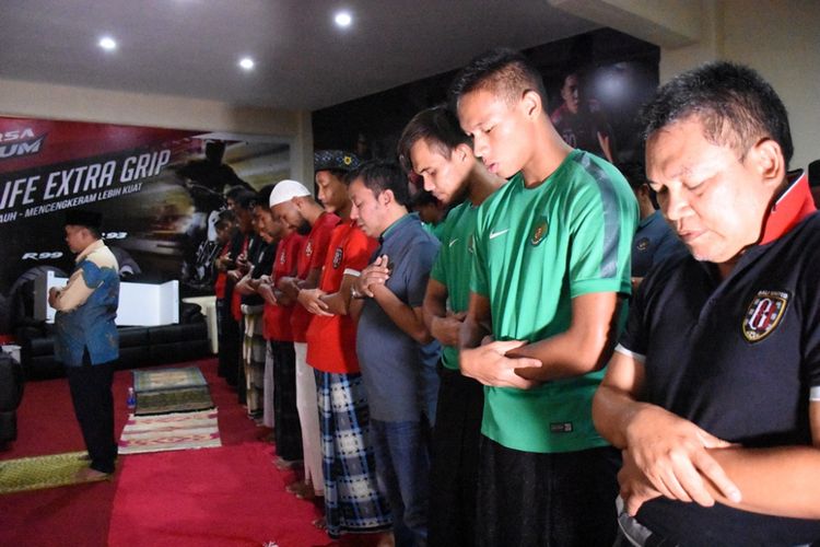 Pemain timnas U-22 Indonesia dan Bali United melaksanakan shalat tarawih di di Stadion Kapten I Wayan Dipta, Gianyar, Jumat (26/5/2017).