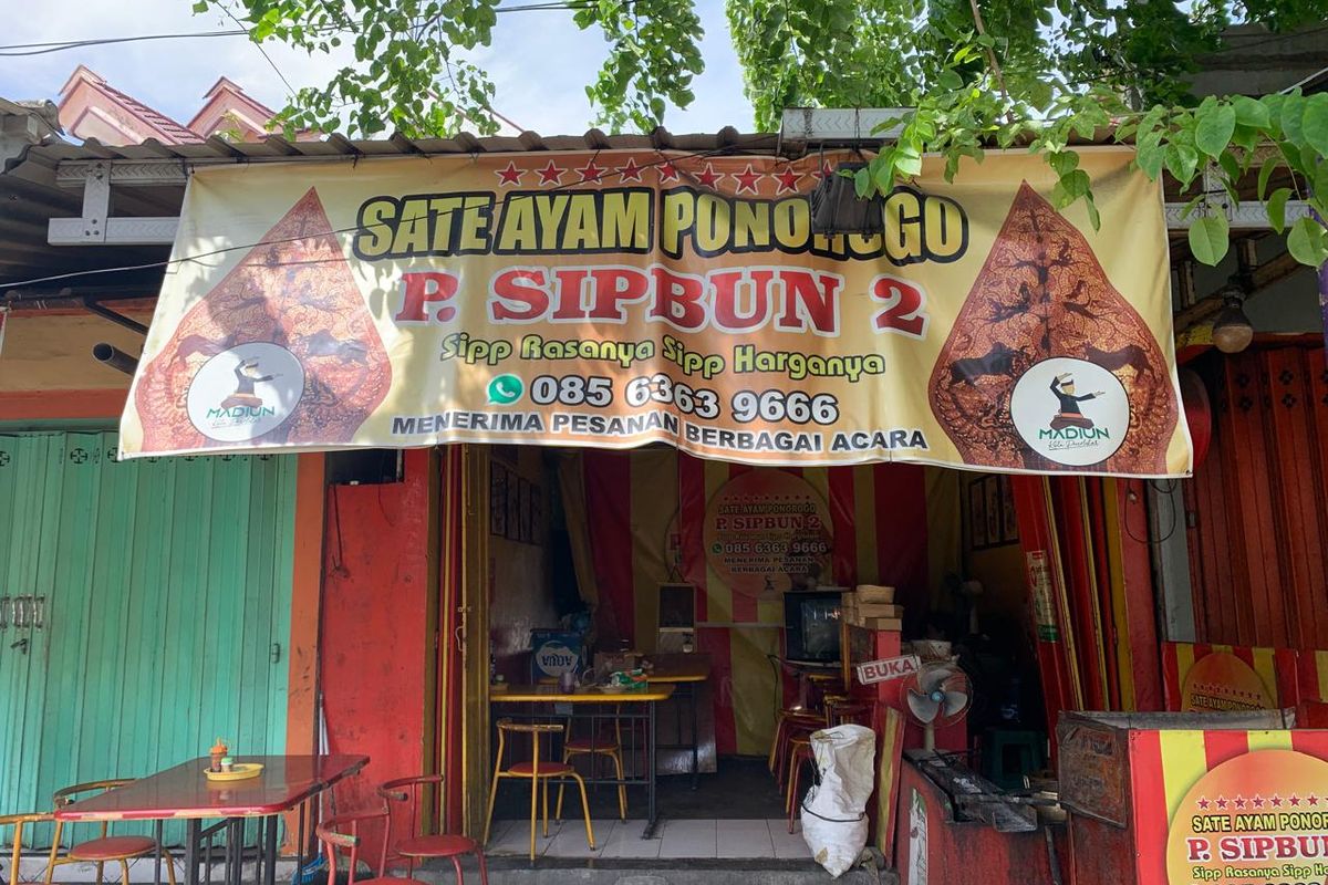 Warung Sate Ayam Ngepos Pak Sipbun 2 di Jalan Panglima Sudirman, Kota Madiun, Jawa Timur. 