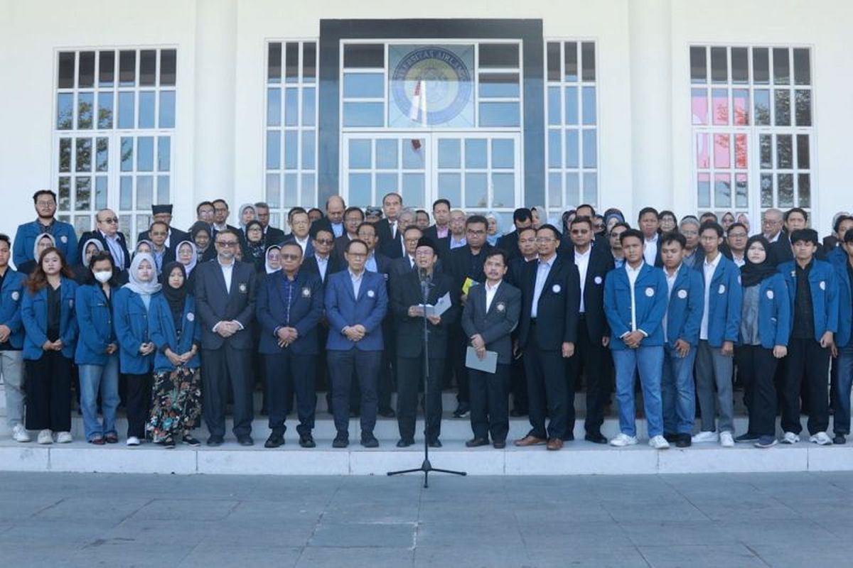 Sivitas academica Unair saat menyampaikan pernyataan sikap di kampus setempat, Rabu (3/9/2025).