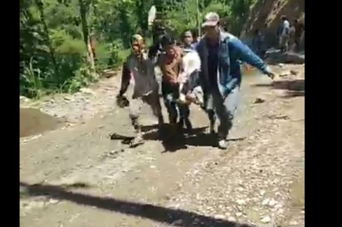 Nasib Warga Desa Polewali Mandar, Ditandu 2 Km Lalui Jalan Rusak dan Sungai Demi Melahirkan