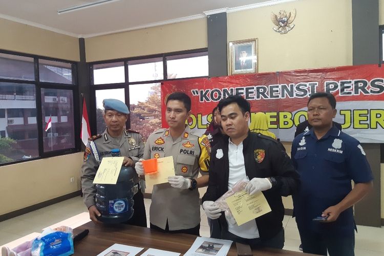 Konferensi pers kasus pembunuhan anak balita oleh ibu kandungnya di Polsek Kebon Jeruk, Jakarta Barat, Jumat (25/10/2019)