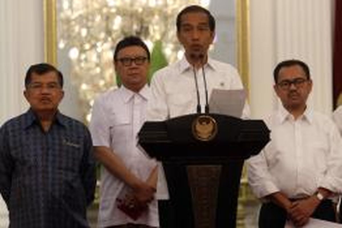 Presiden Joko Widodo didampingi Wakil Presiden Jusuf Kalla dan menteri-menteri terkait memberikan keterangan kepada wartawan terkait kenaikan Bahan Bakar Binyak, di Istana Merdeka, Jakarta, Senin (17/11/2014). Mulai pukul 00.00 tanggal 18 November 2014 BBM jenis Premium naik dari Rp 6500 menjadi Rp 8500, dan Solar dari Rp 5500 menjadi Rp 7500. (TRIBUNNEWS/DANY PERMANA)