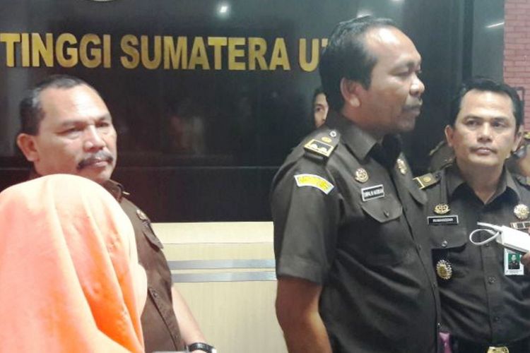 Kasi Penkum Kejati Sumut Sumanggar Siagian memberikan keterangan kepada wartawan terkait penahanan 10 tersangka korupsi peningkatan jalan di Sibolga, Kamis (2/11/2017)