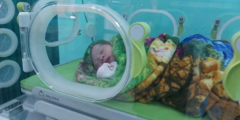 Seorang bayi perempuan yang baru dilahirkan ditemukan di semak-semak Kampung Panyusuhan, Ciawi, Kabupaten Tasikmalaya, Jawa Barat, Senin (11/7/2022).