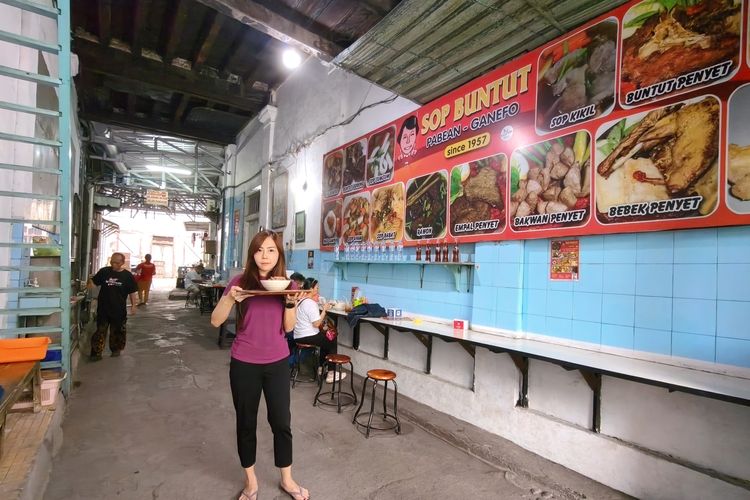 Amy Amabel generasi penerus ketiga usaha sop buntut di kawasan Pabean Ganefo, Surabaya Utara, yang berdiri sejak 1957 dan menjadi persinggahan para pencinta kuliner.