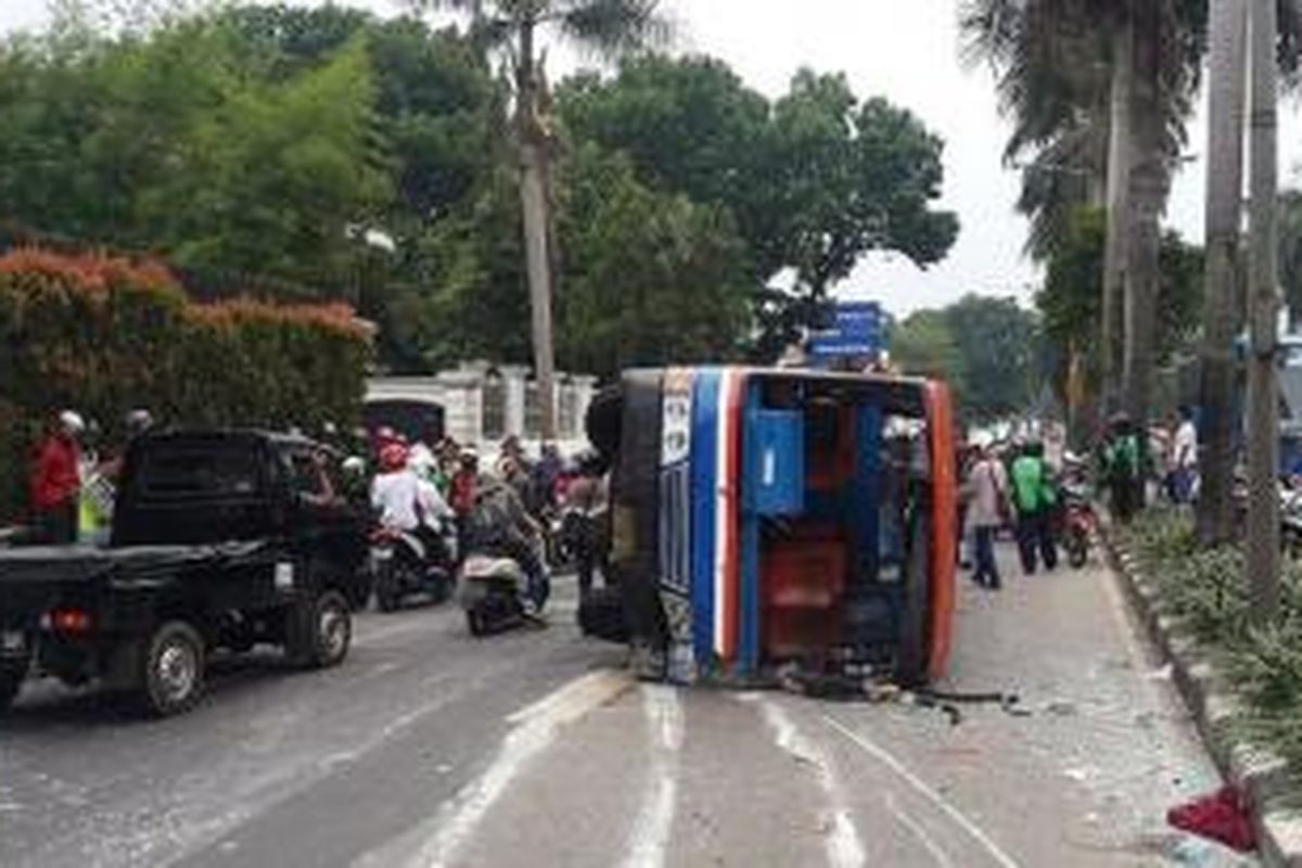 Metro Mini S72 jurusan Lebak Bulus-Blok M terguling di Jalan Metro Pondok Indah, Jakarta Selatan, Jumat (27/11/2015) sekira pukul 12.30.