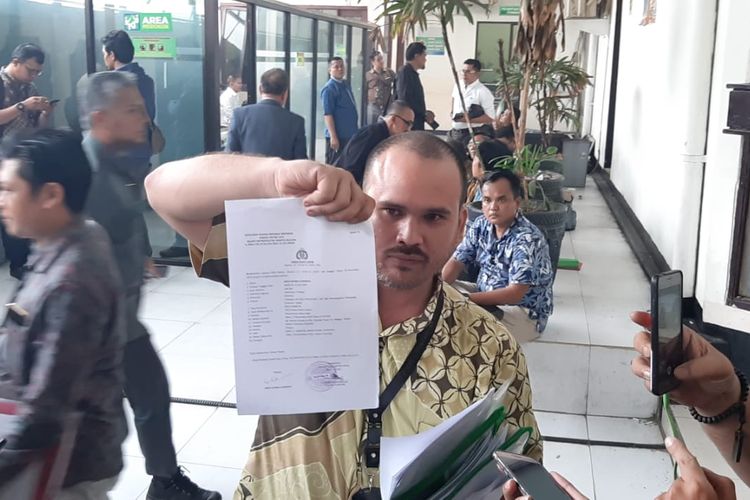  Arya menunjukan surat laporan saat ditemui di Pengadilan Negeri Jakarta Selatan, Selasa (3/12/2019).