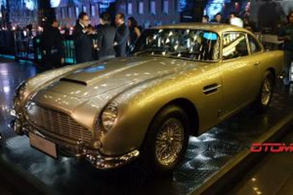 Mobil ikonis James Bond, Aston Martin DB5, tampil di hadapan publik di Jakarta, Kamis (5/11/2015).