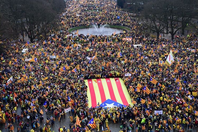Para pendukung kemerdekaan Catalonia membentangkan Estelada di taman dekat markas Uni Eropa di Brussels, Belgia. Mereka di sana untuk memberikan dukungan kepada Carles Puigdemont dan empat menterinya yang mengungsi sejak 30 Oktober, (7/12/2017)