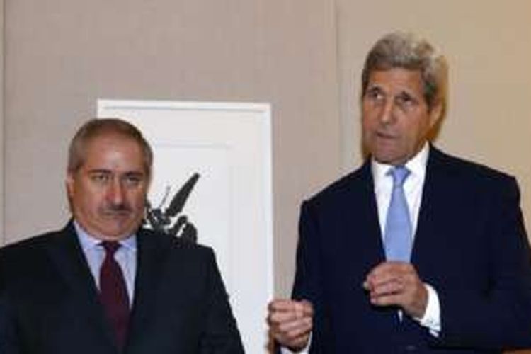 Menlu AS  John Kerry (kanan) dan Menlu Jordania Nasser Judeh selama pertemuan bilateral mengenai Suriah di Geneva, Swiss. 