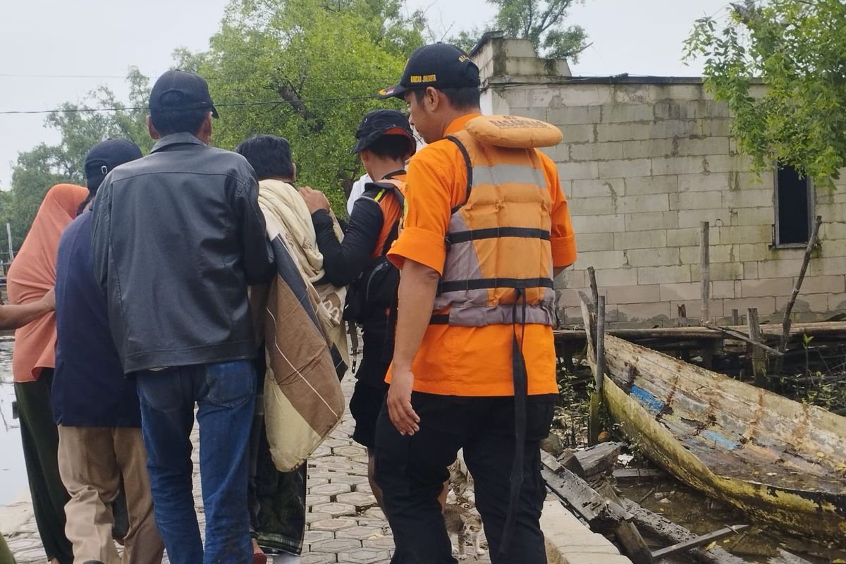 Tim SAR (Search and Rescue) Bekasi menemukan korban tenggelam akibat perahu terbalik di Muara Gembong, Kabupaten Bekasi, Jawa Barat, pada Rabu (15/3/2023).