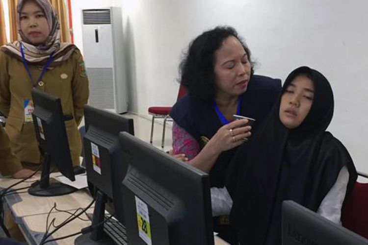 Yesti Yulianti (26) peserta tes CPNS Pemkab Pesawaran ketika mengalami kontraksi saat mengikuti tes di kampus Itera Lampung, Selasa (4/2/2020). (Foto: istimewa)