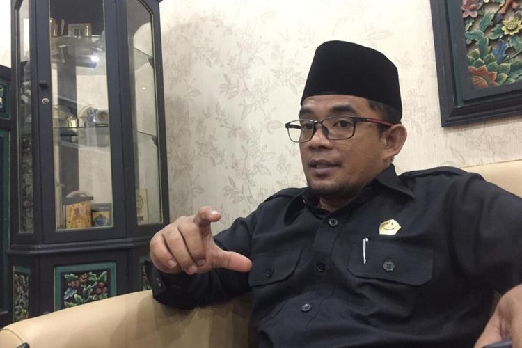 Ketua DPRD Pamekasan, Fathorrahman menjelaskan beberapa agenda kunjungan kerja ke luar daerah anggota DPRD Kabupaten Pamekasan ada yang dialihkan ke daerah lain dan ada yang ditolak karena mengantisipasi penyebaran Covid-19.