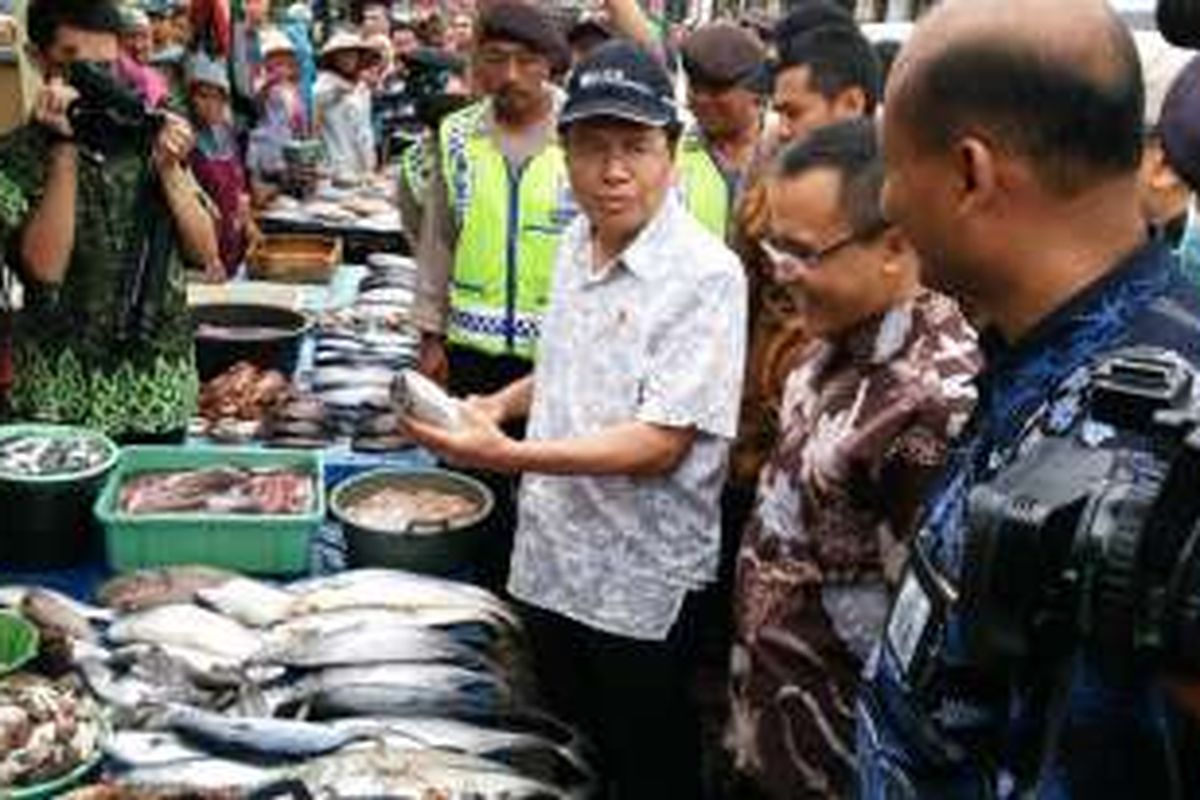 Rizal Ramli menteri koordinator bidang kemarritimam dan sumber daya alam bersama Bupati Banyuwangi saat berkunjung di pelabuhan ikan muncar