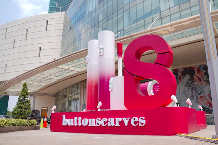 Instalasi lip cream raksasa di Senayan City, Jakarta