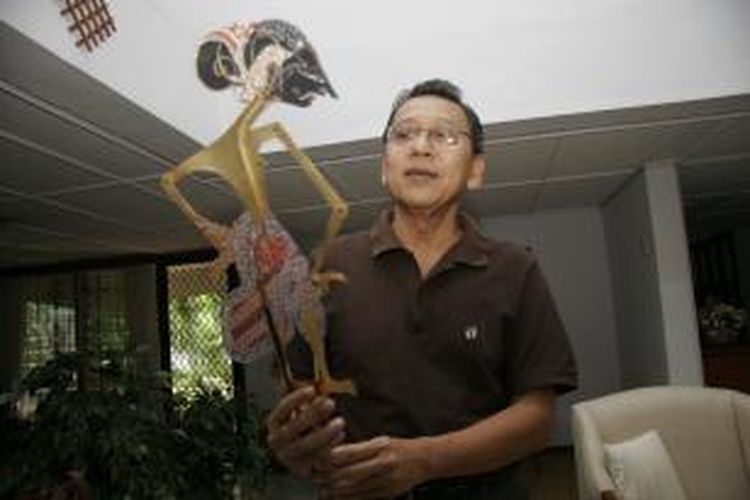 Wakil Presiden Boediono memegang wayang kulit Puntadewa di rumahnya di Mampang, Jakarta Selatan. Gambar diambil pada Kamis, 21 Mei 2009.