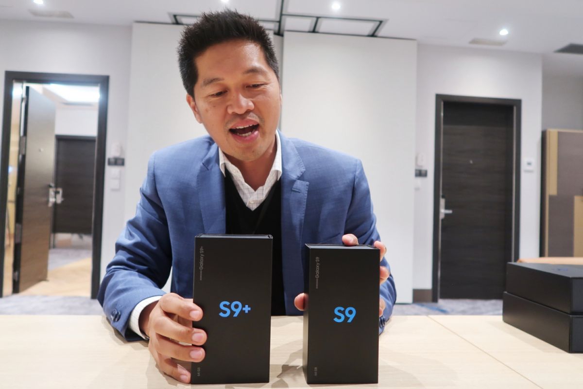 Corporate Marketing Director, Jo Semidang, saat unboxing Galaxy S9 dan S9 Plus di Barcelona, Minggu (25/2/2018).