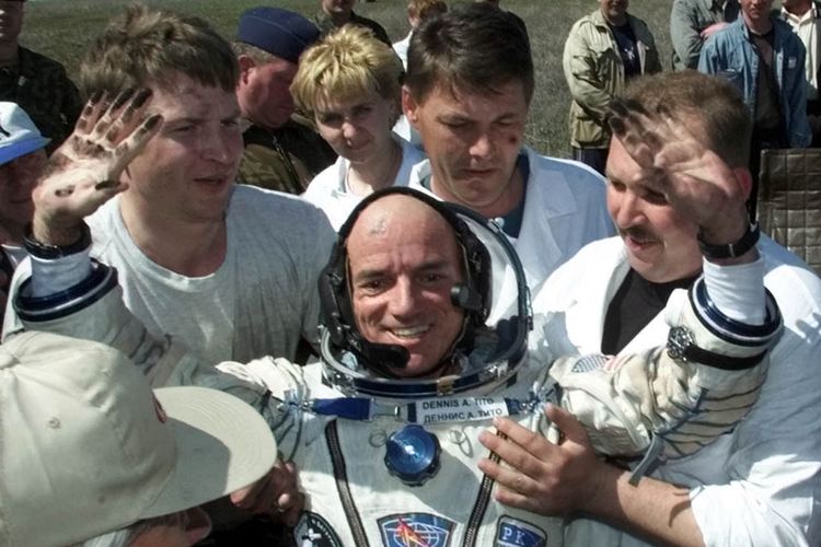 Turis antariksa pertama di dunia, Dennis Tito, mendarat lagi di Bumi setelah 8 hari berlibur di luar angkasa. Ia meluncur pada 28 April 2001 dan mendarat di Kazakhstan pada 6 Mei 2001.