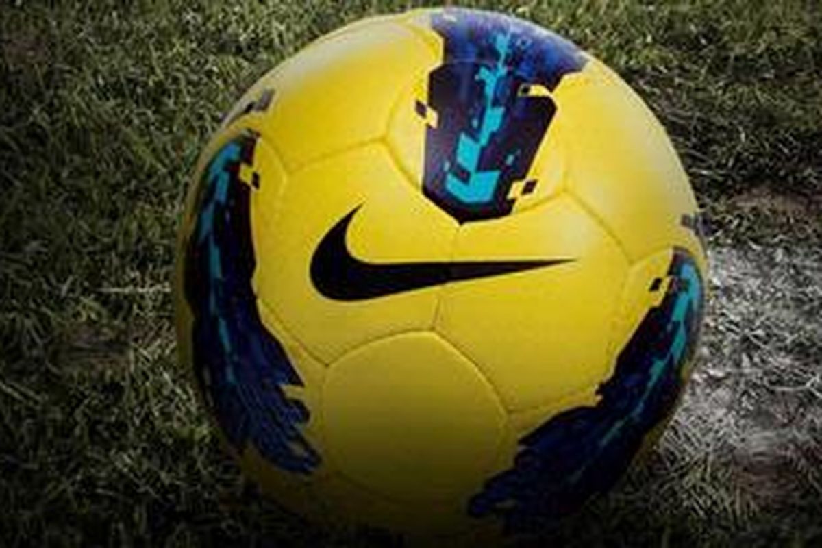 Bola Nike Seitiro yang digunakan dalam cabang sepak bola dalam SEA Games XXVI di Indonesia.