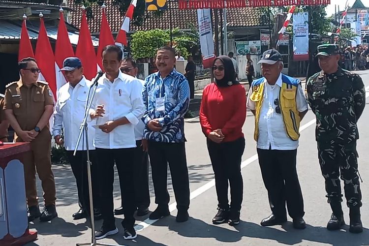 Presiden Joko Widodo meresmikan pembangunan 33 ruas jalan senilai Rp 925 milyar di Kecamatan Wungu, Kabupaten Madiun, Jawa Timur, Jumat (8/3/2024). 